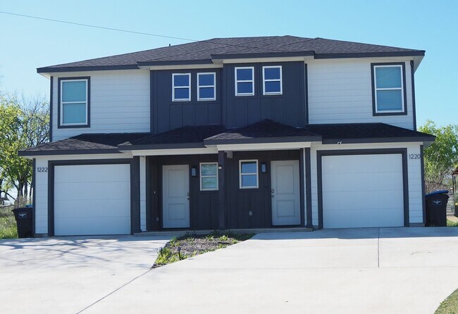 Primary Photo - 4 Bed 2.5 Bath Duplex in Ft Worth