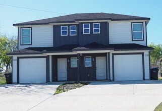 Building Photo - 4 Bed 2.5 Bath Duplex in Ft Worth