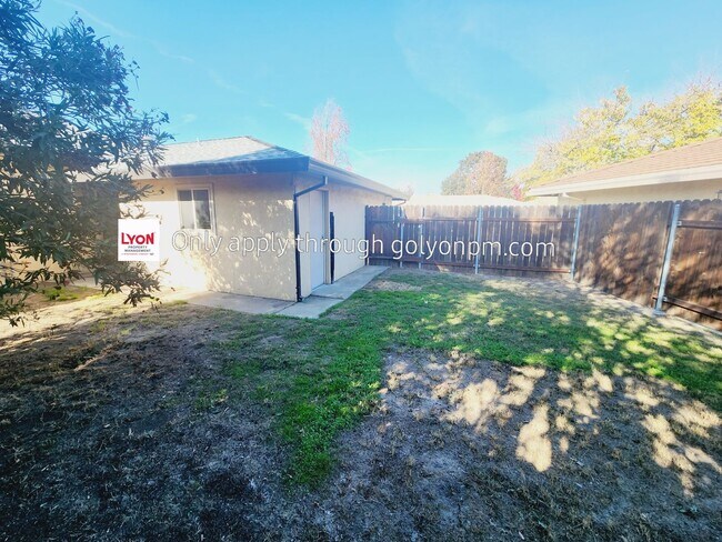 Building Photo - Beautifully Renovated Halfplex