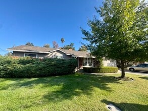 Building Photo - Stunning 3-bedroom, 2-bathroom home with a bonus room/office!