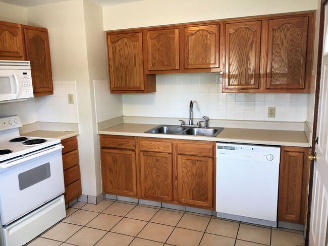Building Photo - **2-BEDROOM HOUSE W/ DETACHED GARAGE IN BE...