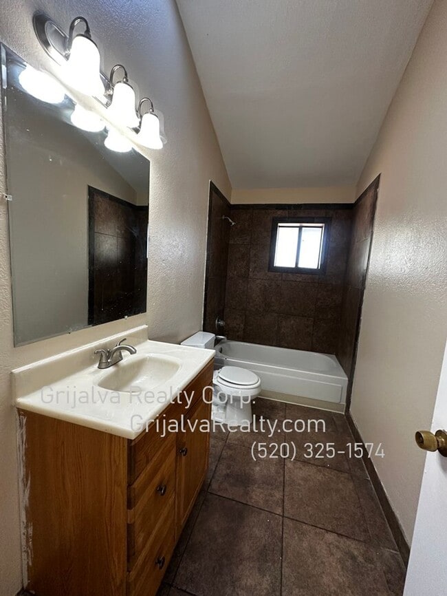 Building Photo - 2020 N Madelyn Ave