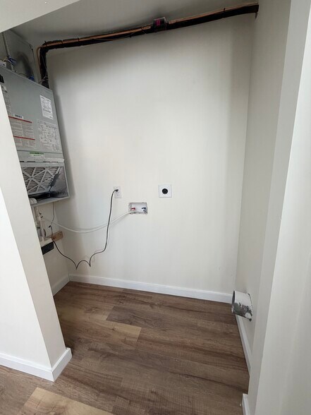 Building Photo - 16 Intervine Pl