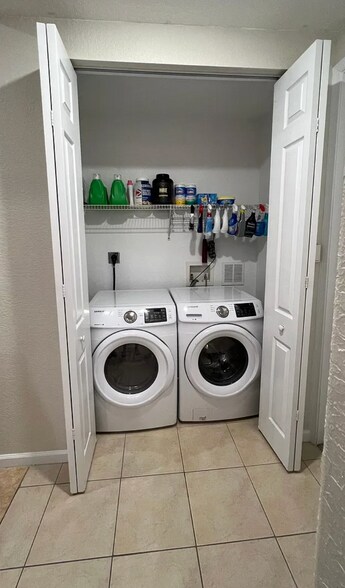 Building Photo - 10280 SW Stephanie Way