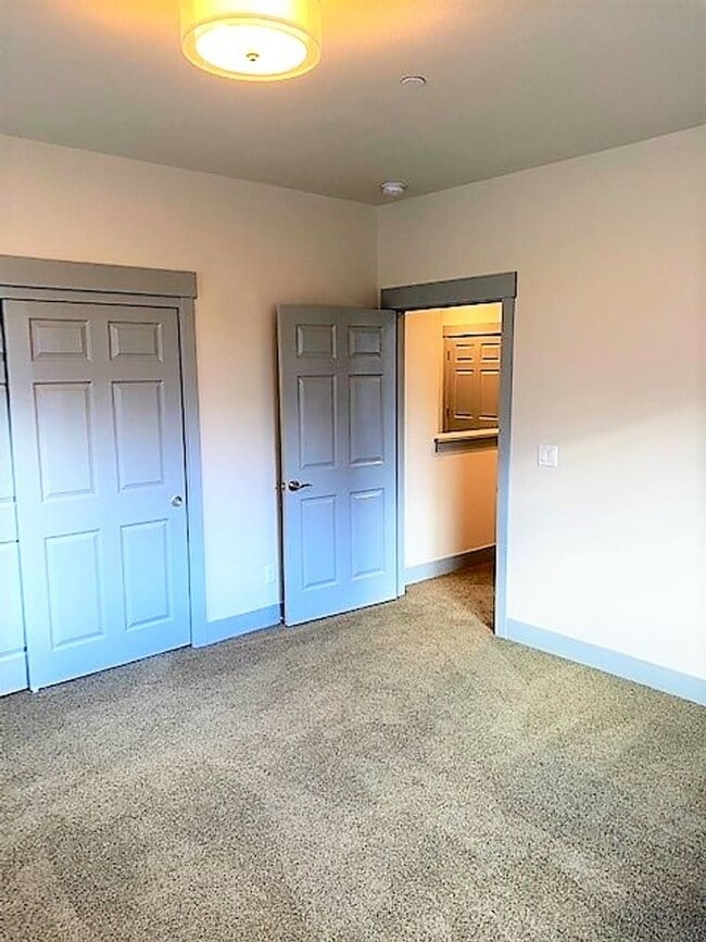 Building Photo - Lovely Home in New Community 10 min North of Redding!