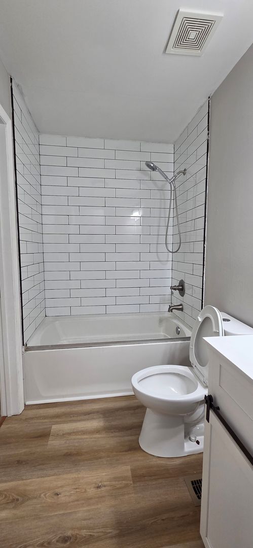 Building Photo - Charming 3-Bed Townhome in Sought-After Si...