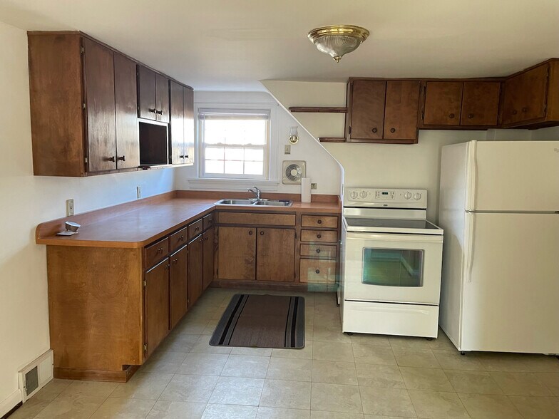 Kitchen - 231 N Spring Grove St