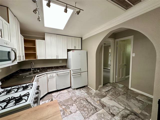 Building Photo - 8619 Groveland Dr