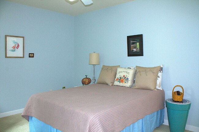 Building Photo - "Luxurious 3-Bed Condo in Hendersonville: Spacious 2023 Sq Ft within a 55+ community.”