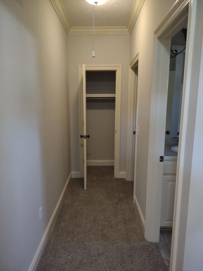 Building Photo - 103 Hallmark Pl