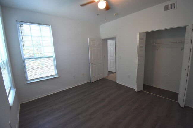 Building Photo - 2000 Erving Cir