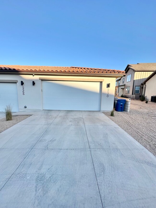 Building Photo - Desert Color Townhome!