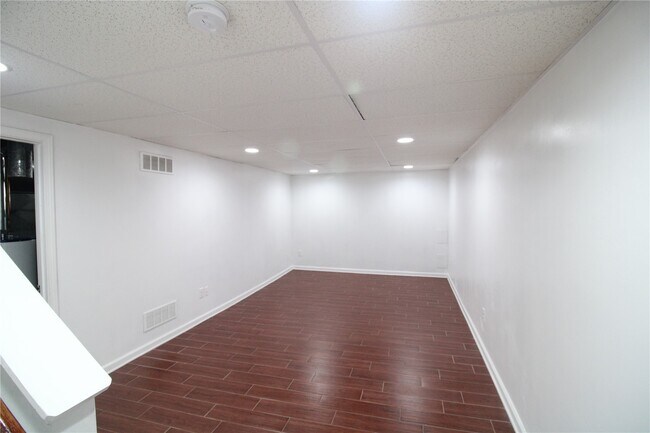 Building Photo - 912 Oakwood Farms Ln