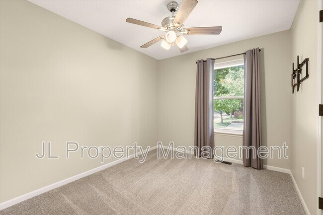 Building Photo - 125 SE Topaz Dr