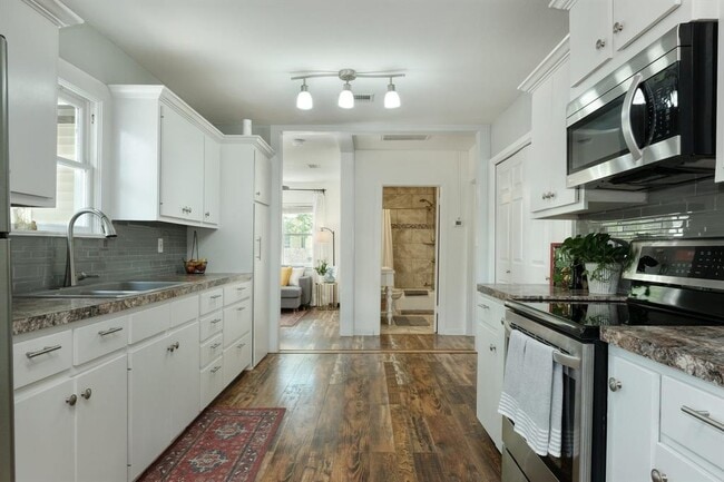 Building Photo - 1700 Eubank St