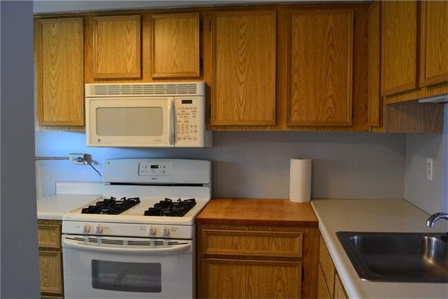 Kitchen - 503 Bonnie Brae Dr