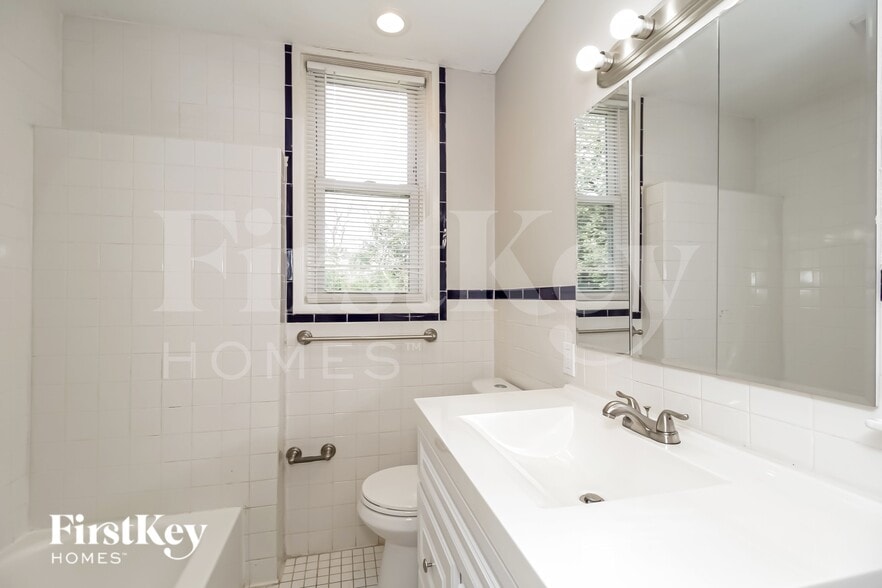 Building Photo - 3312 Bloomfield Ave SW