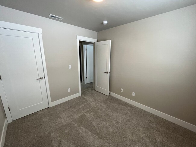 Building Photo - 3 Bed/2.5 Bath Townhome Built in 2023 in N...