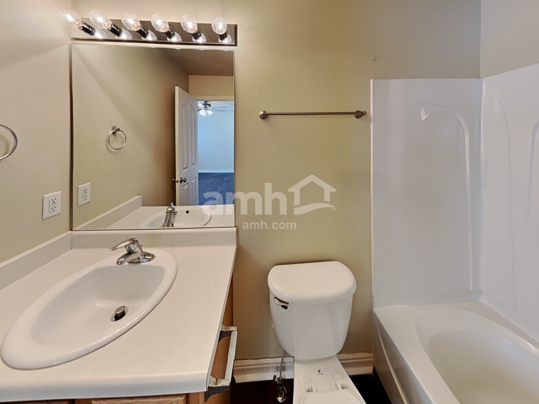 Building Photo - 4452 Heritage Dr