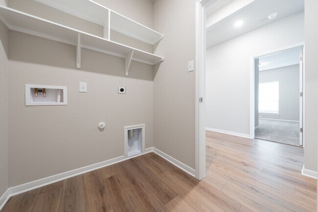 Building Photo - Spacious 4 Bedroom Home in South Temple – ...