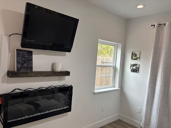 Building Photo - Charming Backyard Studio – All Utilities Included - Even WiFI