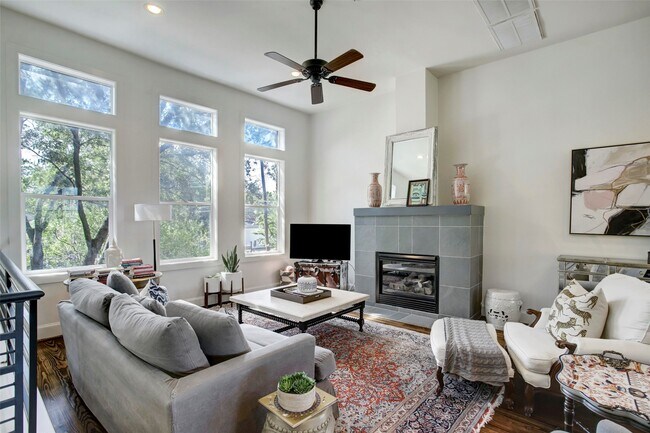 Building Photo - 513 E 11th St