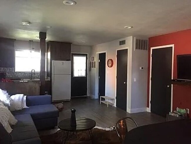 Building Photo - Remodeled 3 Bedroom Townhome (Wildwood & P...