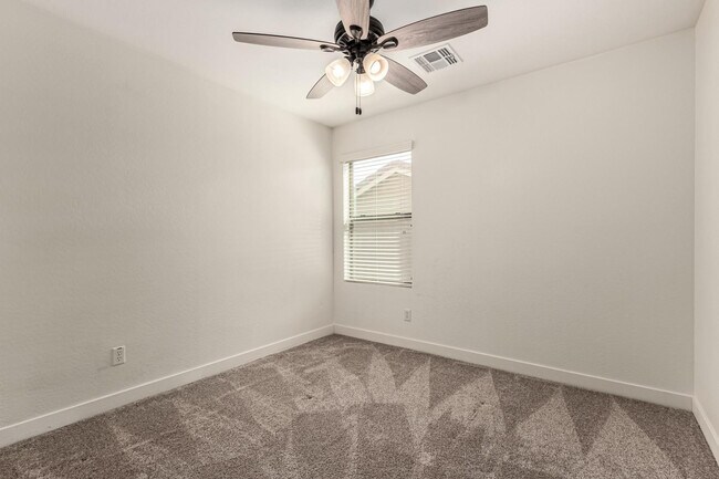 Building Photo - 390 W Wisteria Pl