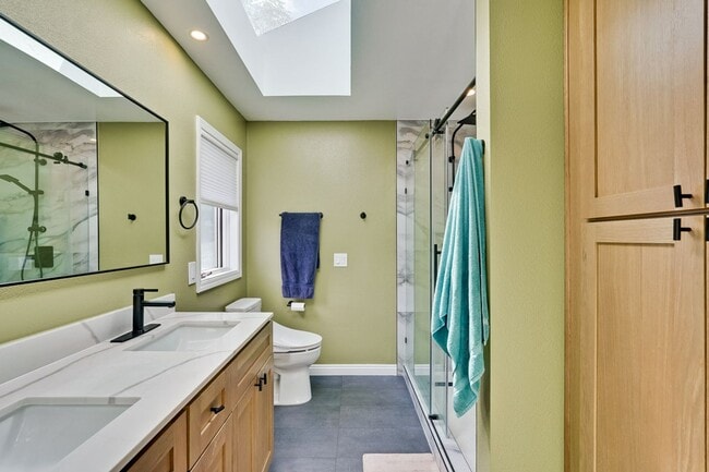 Building Photo - Large 3 Bed 2.5 Bath Townhome walking dist...