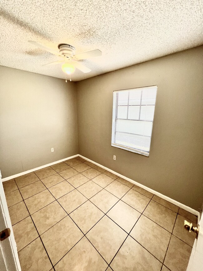 Building Photo - Lakeland Oregon Duplex