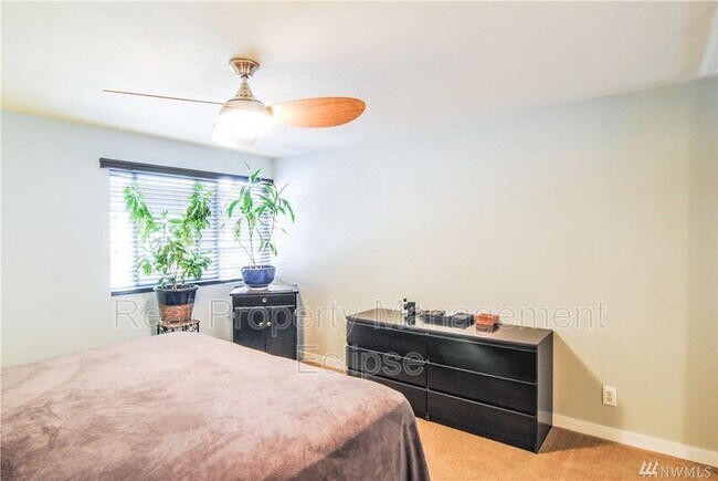 Building Photo - 3825 NE 155th Pl