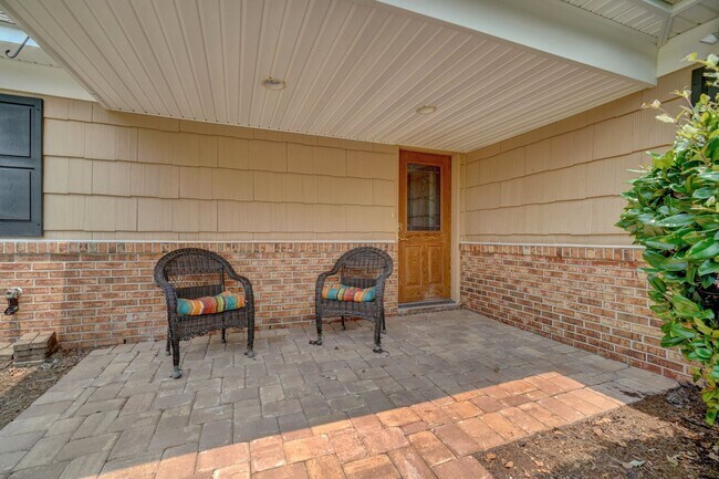 Building Photo - Fabulous 4-Bedroom Great Neck Home Ready 0...