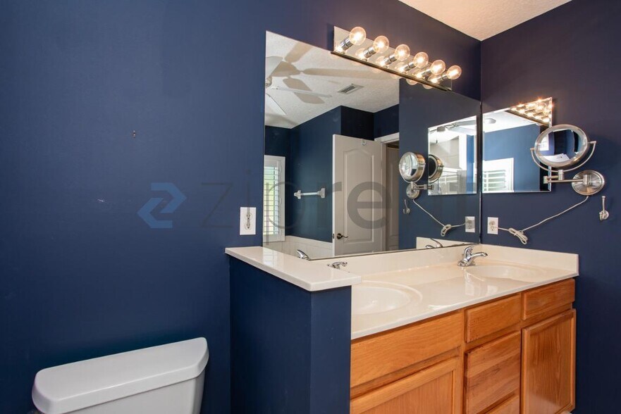 Building Photo - Unit