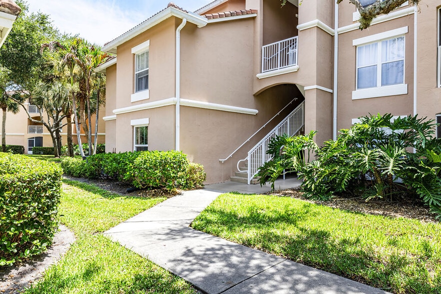 Building Photo - 5060 Fairways Cir