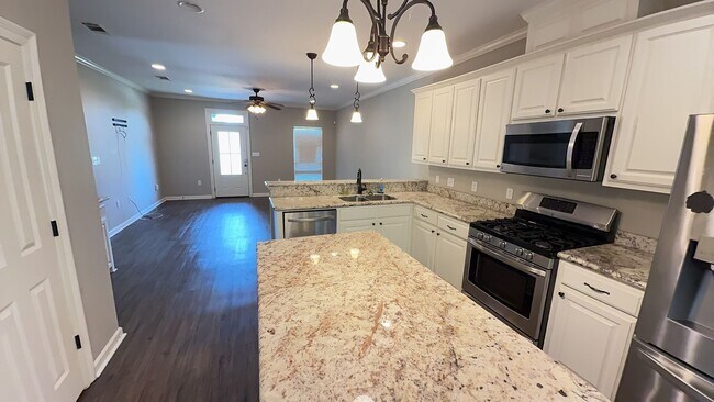 Building Photo - 3 Bedroom 2 Bath home located in coveted L...