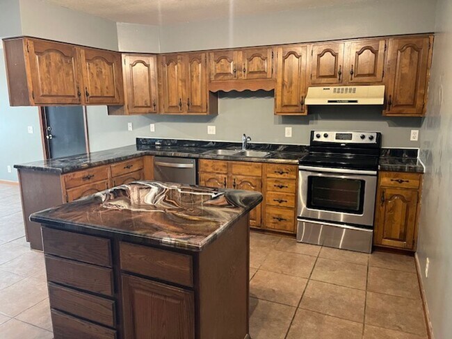 Building Photo - Beautiful Hobby Farm on 10 Acres!