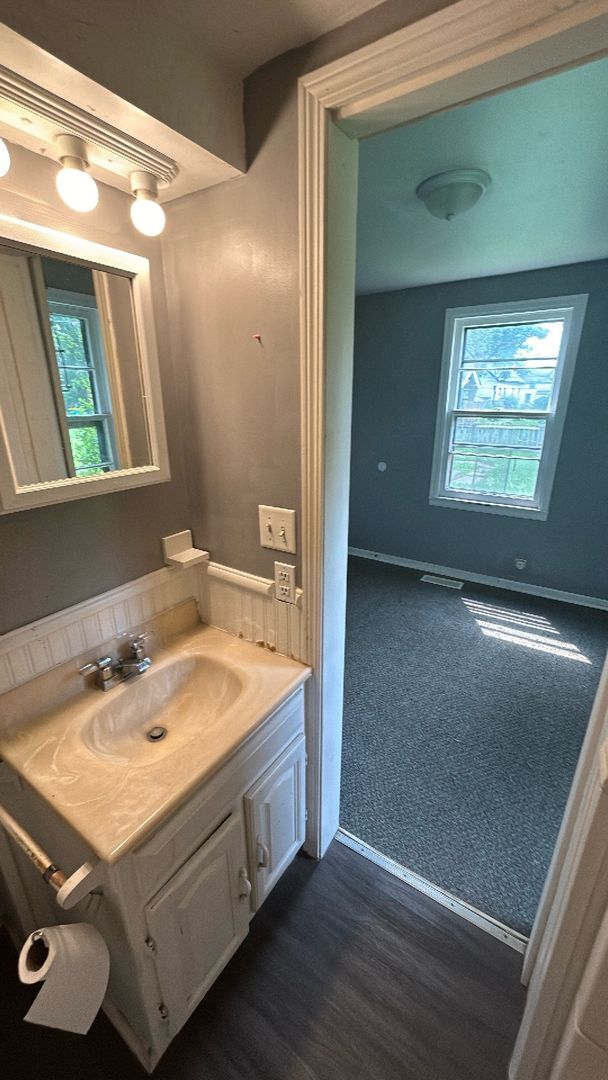 Building Photo - 3 Bedrooms, 2 Bathrooms Single Family Home...