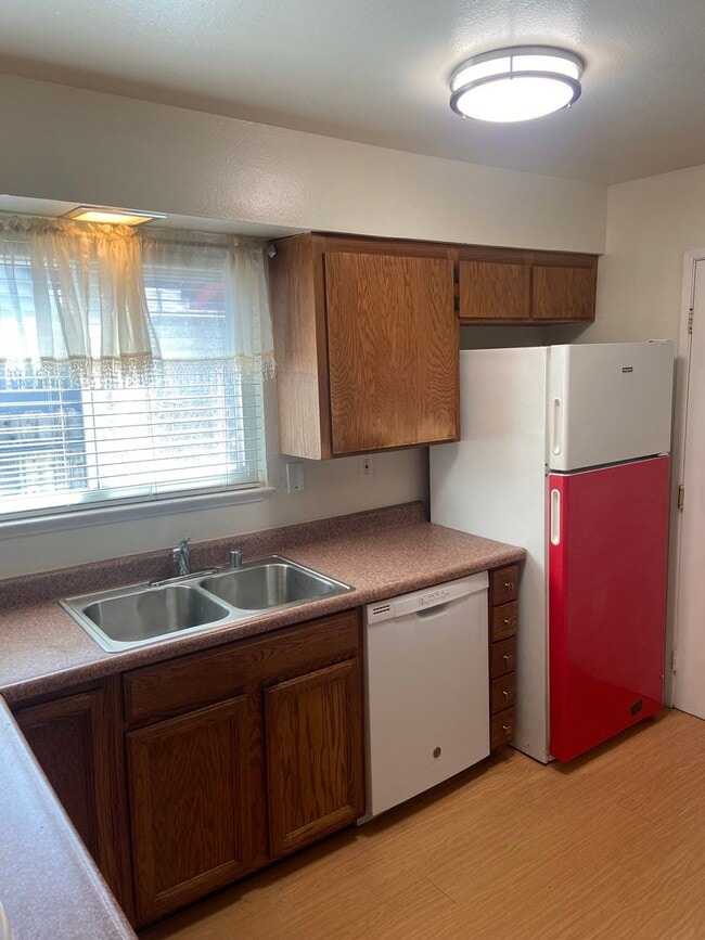 Building Photo - Single Story 3 bdrm 2 bath