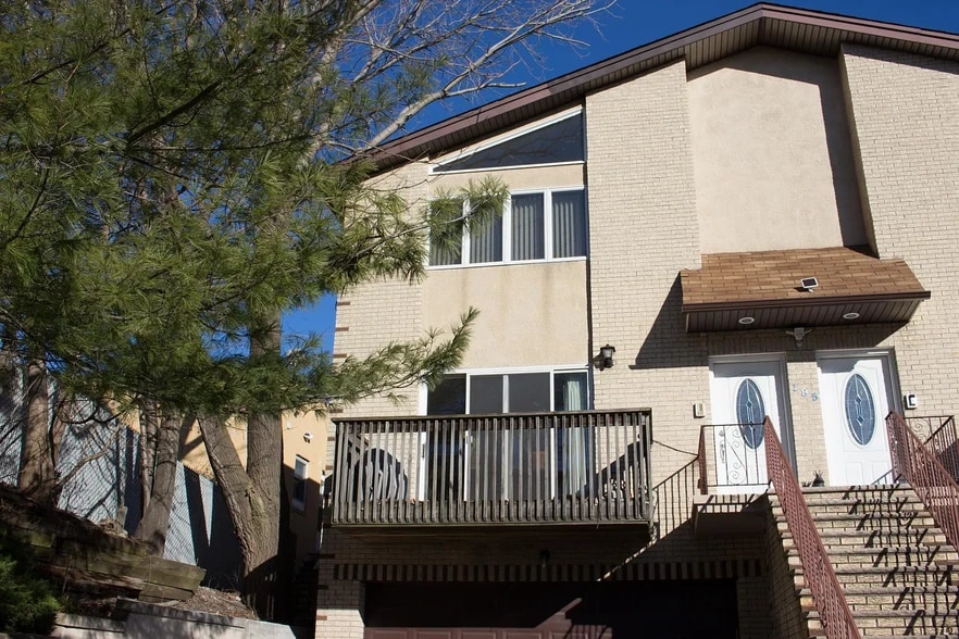 Building Photo - 185 Main St