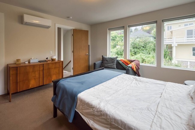 Building Photo - Fantastic 3 Bedroom Townhome w/Attached Garage and A/C in Seattle!!