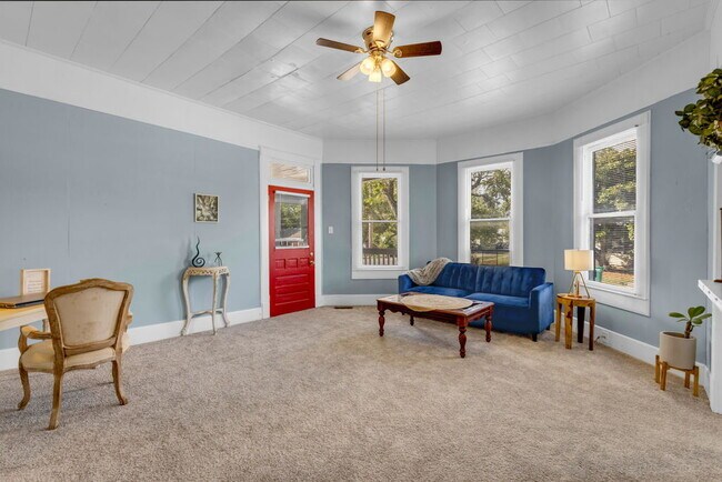 Building Photo - 1100 SF suite/apt in Historic Home, 1 bed/...