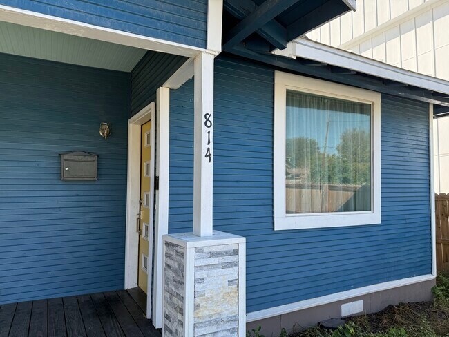 Building Photo - 814 Iowa St