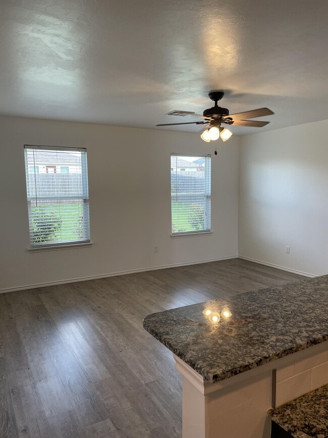 Building Photo - 3400 SE 94th St