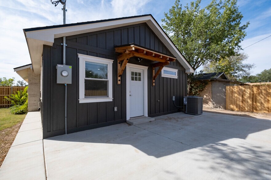 Building Photo - 2007 7th Ave