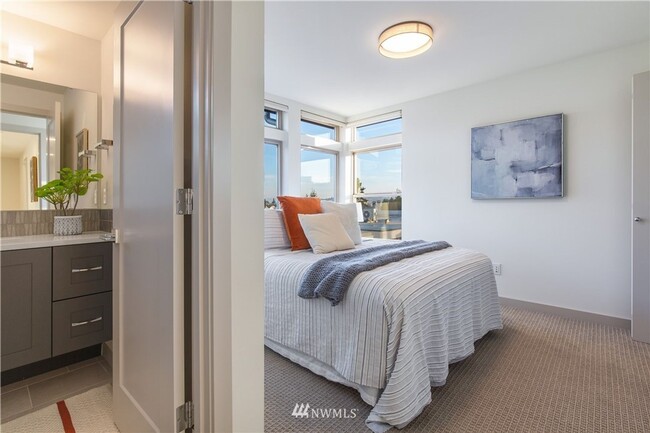 Building Photo - Modern 4-Bedroom Townhome in the Heart of ...