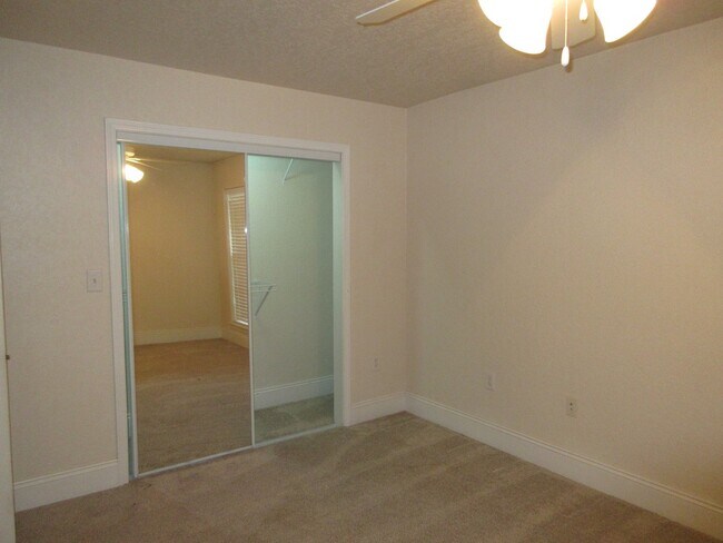 Building Photo - Great Townhome near Downtown