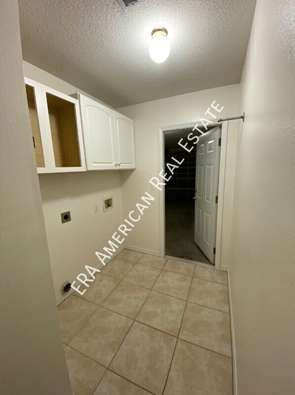 Building Photo - 4250 Shadow Ln