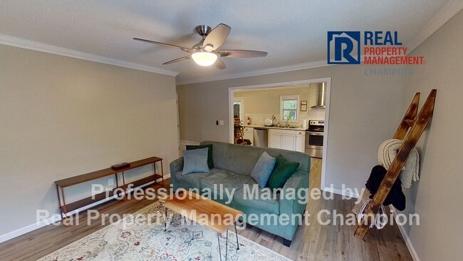 Building Photo - Beautifully Updated with Fenced Yard and O...