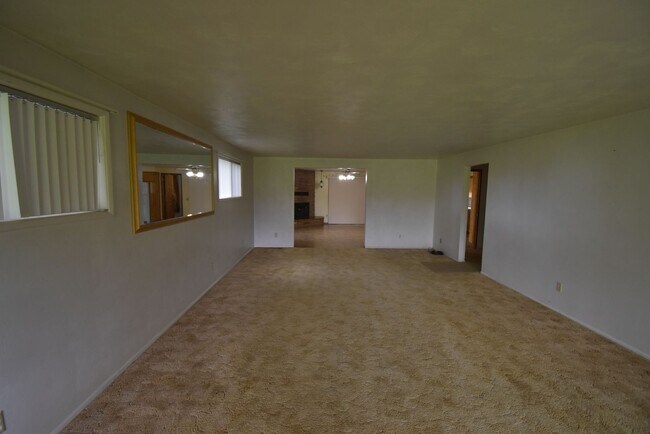 Building Photo - 34885 Lake Creek Dr