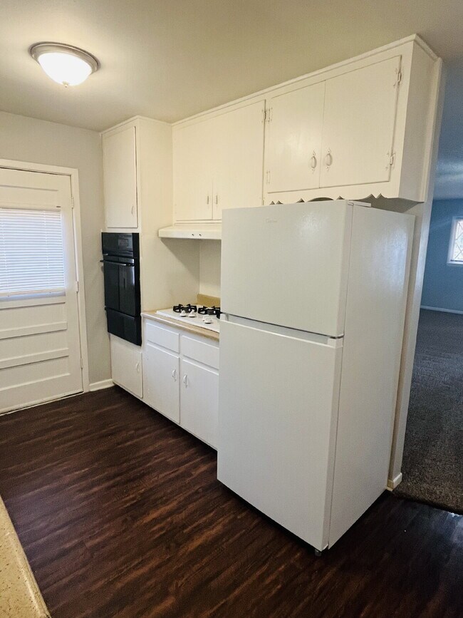 Building Photo - Cute 2 Bedroom Duplex